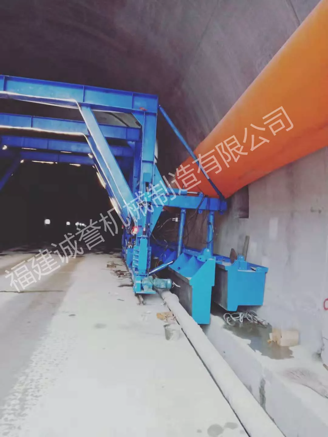 江西宜丰连接线首套公路水沟电缆槽台车双峰隧道